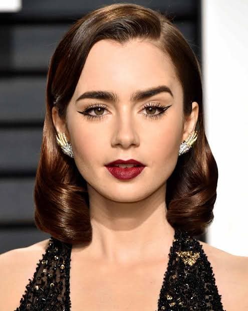 Lily Collins (Emily)